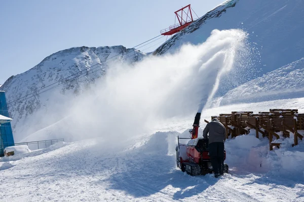 Arbeiter räumen Schnee mit Schneefräse — Stockfoto