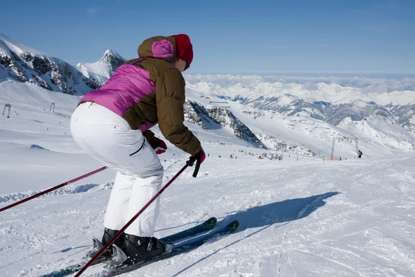 Женщина спускается на лыжах в apls — стоковое фото