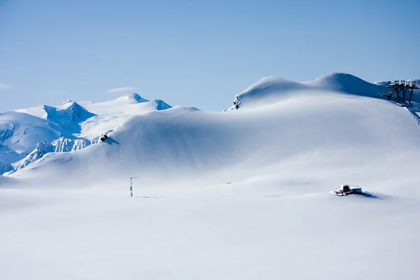 Montañas en invierno y snowcat — Foto de Stock