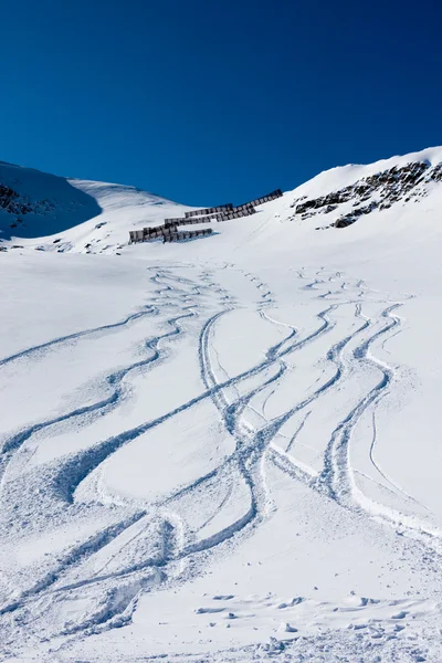 山の上のスキー トレイル — ストック写真