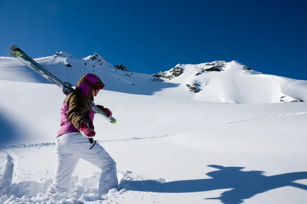 Senderismo de mujer con esquí en apls — Foto de Stock