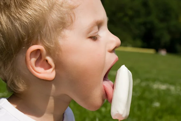 Fiú eszik fagylaltot szabadtéri — Stock Fotó