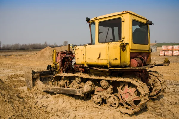 Bulldozer amarelo sujo — Fotografia de Stock