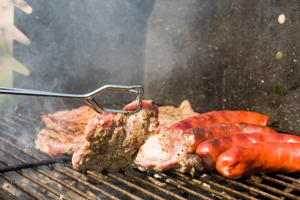 Wieprzowina i kiełbaski na grilla — Zdjęcie stockowe