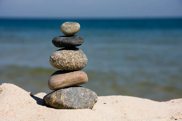 Pebbles stacked on beach — Stock Photo, Image