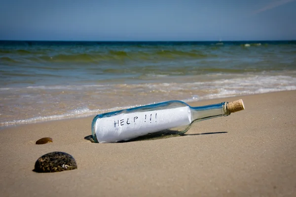 Mensagem de ajuda em garrafa — Fotografia de Stock