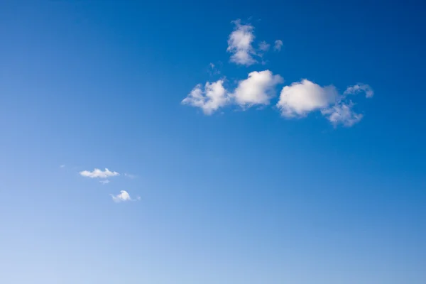Несколько облаков на голубом небе — стоковое фото