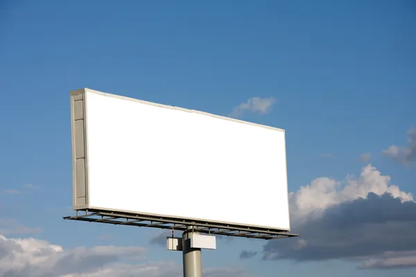 Blanco billboard op blauwe lucht — Stockfoto