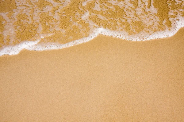 Κύμα στο σαφές αμμουδιά — Φωτογραφία Αρχείου