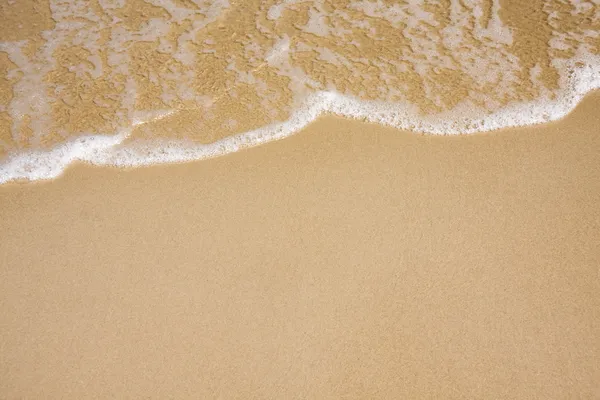 Wave on clear sand beach — Stock Photo, Image