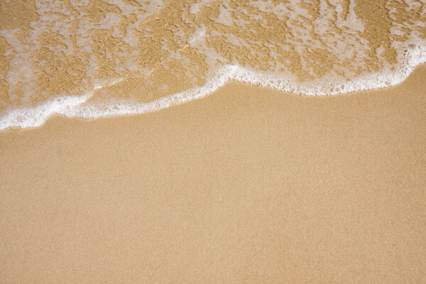 Волна на чистом песке
