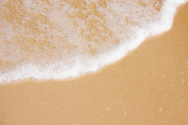 Wave på tydlig sandstrand — Stockfoto