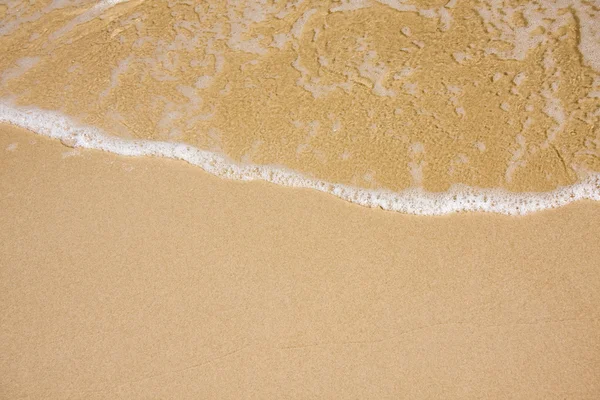 Κύμα στο σαφές αμμουδιά — Φωτογραφία Αρχείου