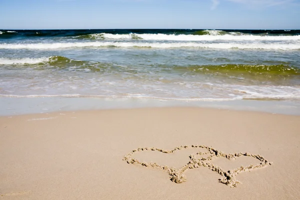 Twee harten getrokken op strand — Stockfoto