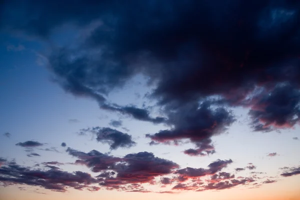 Nuvens escuras e pôr do sol dramático — Fotografia de Stock