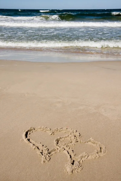 Dwa serca na plaży — Zdjęcie stockowe