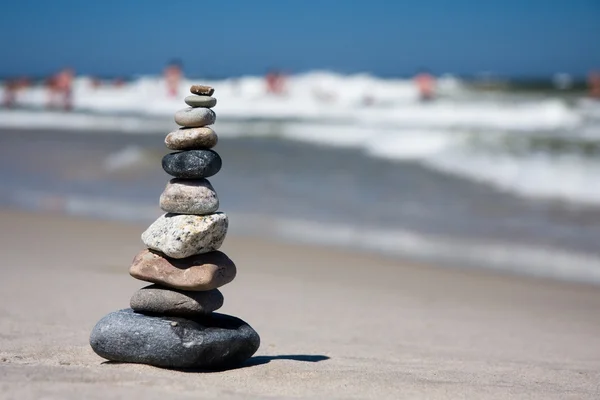 Tio stenar staplade på stranden — Stockfoto