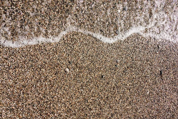 Κύμα στην παραλία σαφή χαλίκι — Φωτογραφία Αρχείου