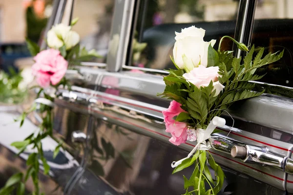 Свадебный автомобиль цветы украшены — стоковое фото