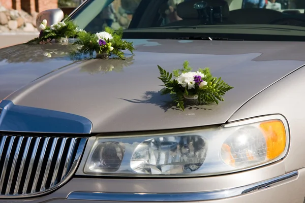 Matrimonio fiori auto decorati — Foto Stock