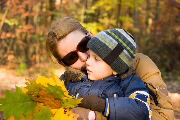 Mãe e seu filho no outono — Fotografia de Stock