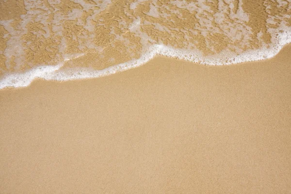 明確な砂のビーチに波 ストック写真