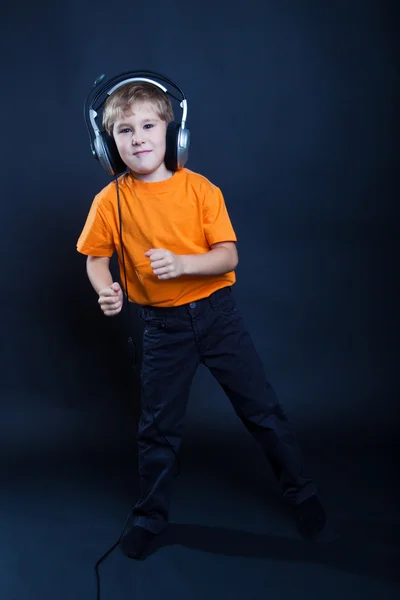 Молодой поклонник музыки — стоковое фото