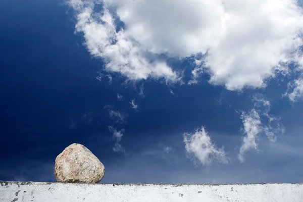 Stein und Himmel — Stockfoto