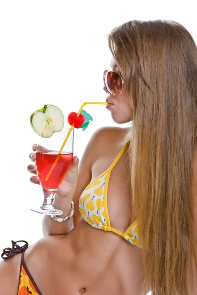 Красива дівчина п'є коктейль — стокове фото