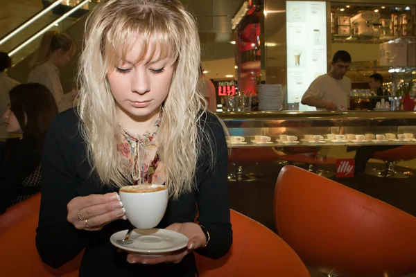 Dziewczyna w kawiarni — Zdjęcie stockowe