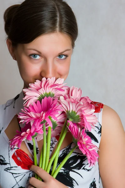 Bella ragazza in un vestito con i fiori — Foto Stock