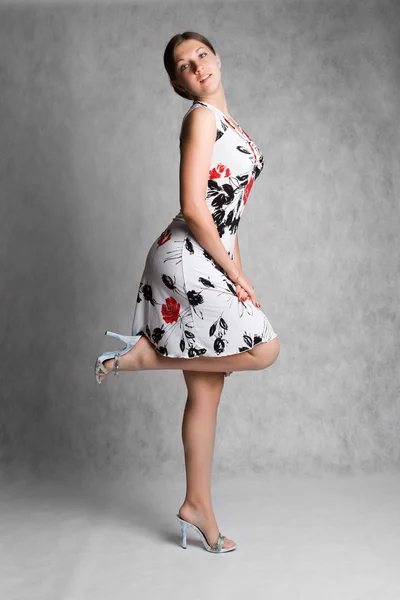 Привлекательная девушка в платье — стоковое фото