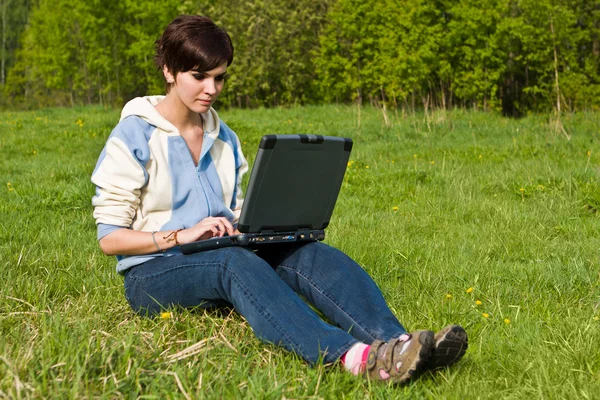 Meisje met een laptop — Stockfoto