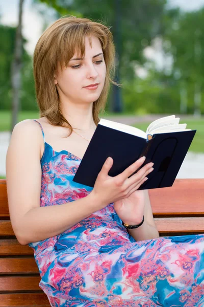 Mädchen liest — Stockfoto