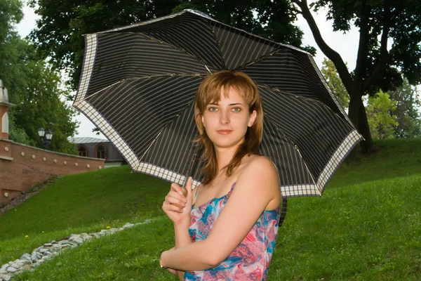 Bir şemsiye altında kız — Stok fotoğraf