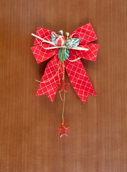 Czerwona kokarda Boże Narodzenie na powierzchni drewnianych — Zdjęcie stockowe