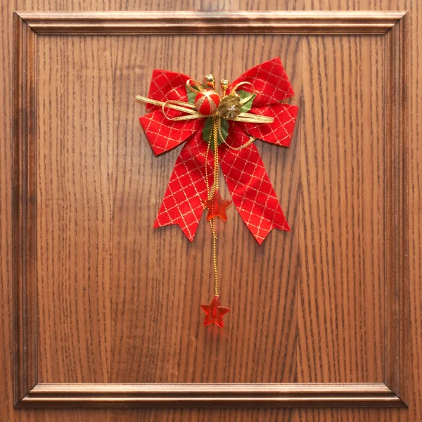 在木材上的红色圣诞蝴蝶结 — 图库照片