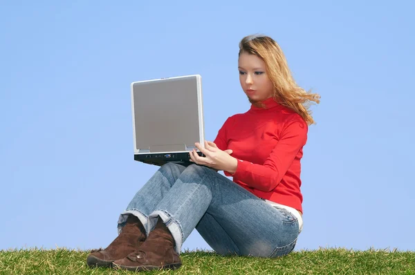 Kız ve bir bilgisayar — Stok fotoğraf