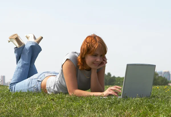 소녀와 컴퓨터 2 — 스톡 사진