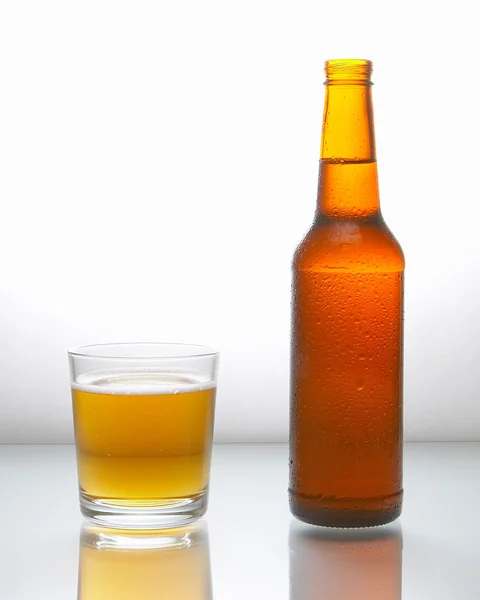 Flasche mit Bier 2 — Stockfoto