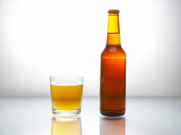 Flasche mit Bier — Stockfoto