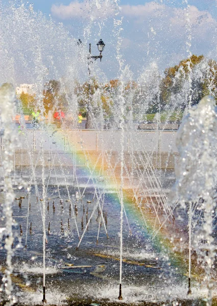 Regenbogen in einem Brunnen — Stockfoto