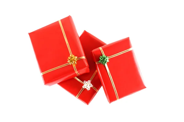 Drei rote Geschenke auf weißem Hintergrund — Stockfoto