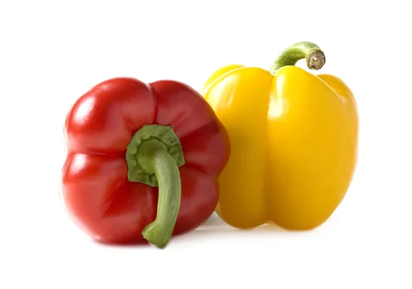 Roter und gelber Paprika auf weißem — Stockfoto