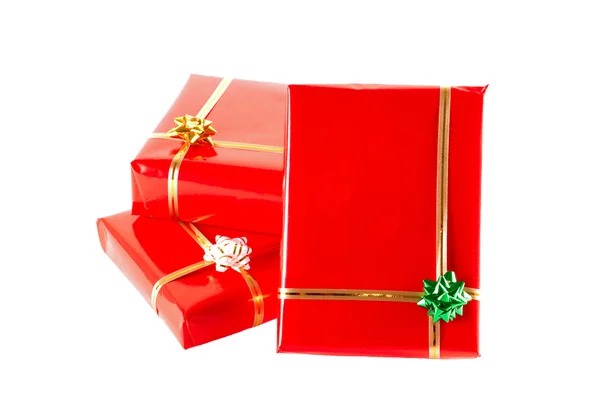 Rote Geschenke auf weißem Hintergrund — Stockfoto