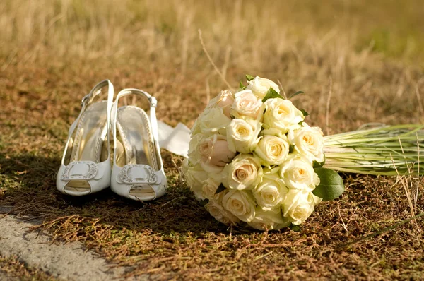 Свадебная обувь и букет цветов — стоковое фото