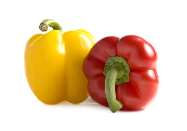 Roter und gelber Paprika auf weißem — Stockfoto