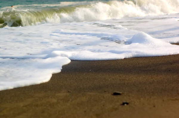 Espuma do mar na areia — Fotografia de Stock
