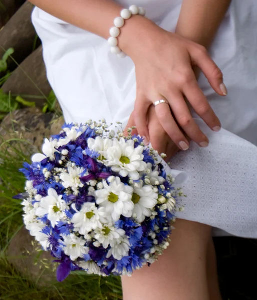 Mani di una sposa con anello e mazzo — Foto Stock