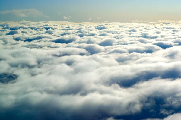 Kék ég és fehér felhők Stock Kép